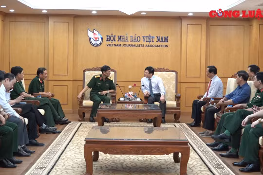Sư đoàn 312 thăm Hội Nhà báo Việt Nam nhân kỷ niệm 129 năm ngày sinh Chủ tịch Hồ Chí Minh
