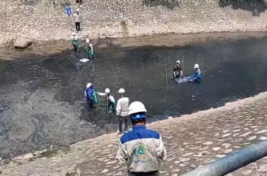 Triển khai thí điểm thả máy nano xuống một đoạn sông Tô Lịch để làm sạch mùi