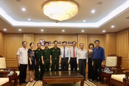 Vun đắp thêm tình cảm giữa người lính và người làm báo