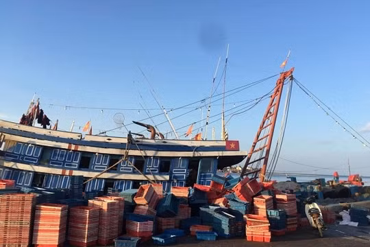 Quảng Bình: Kịp thời cứu 4 ngư dân bị ngộ độc khí trên tàu cá