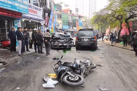 Hiện trường vụ "xe điên" đâm hàng loạt xe máy tại Hà Nội