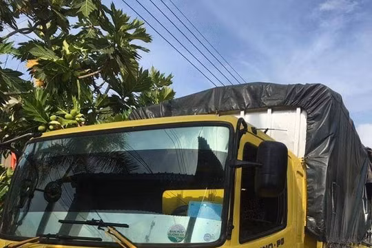 Công an Tiền Giang tạm giữ ô tô nghi chở lậu hàng kim khí điện máy