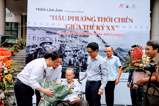 NSNA, nhà báo Mầu Hoàng Thiết kể chuyện lịch sử qua những tác phẩm ảnh