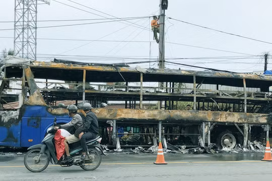 Sóc Trăng: Xe ô tô khách bốc cháy khi đang di chuyển trên Quốc lộ 1A