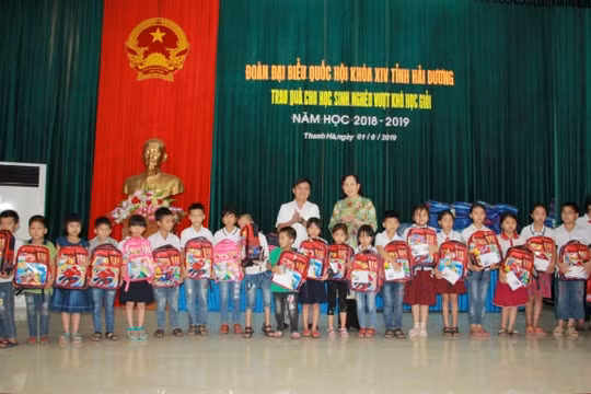 Báo Nhà báo và Công luận đồng hành cùng học sinh nghèo vượt khó tại Hải Dương