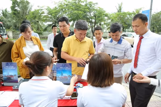 Khách hàng chen nhau lái thử xe VinFast Fadil