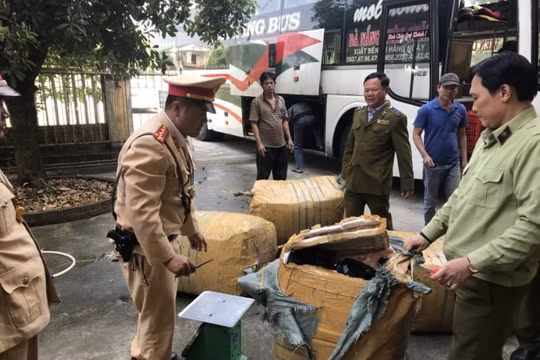 Thừa Thiên Huế: Phát hiện xe ô tô khách chở nhiều hàng hóa không rõ nguồn gốc xuất xứ