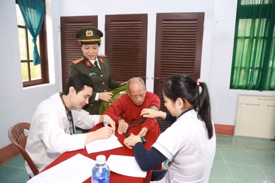 Khám chữa bệnh và giải quyết thủ tục xuất nhập cảnh cho các thương, bệnh binh và gia đình chính sách