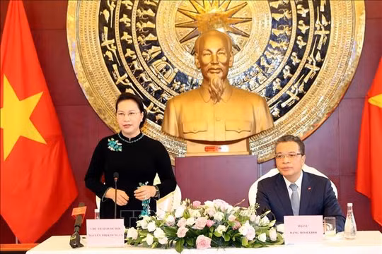 Chủ tịch Quốc hội thăm, làm việc với Đại sứ quán và gặp gỡ cộng đồng người Việt Nam tại Trung Quốc