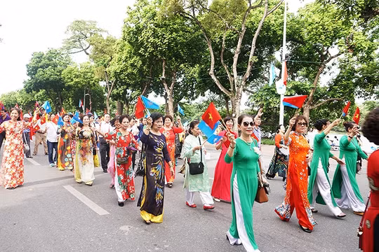 Hơn 1 vạn người đi bộ chào mừng kỷ niệm 20 năm "Thành phố vì hòa bình"