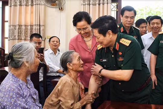 Đại tướng Ngô Xuân Lịch tiếp xúc cử tri tỉnh Hà Nam