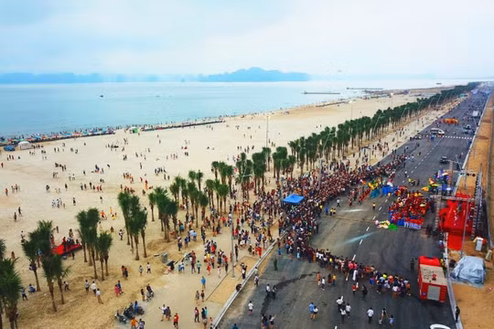 Vui chơi bất tận bên bờ biển Bãi Cháy với Sun Dance Festival