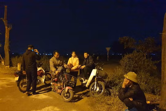 Hà Nội: Người dân tiếp tục chặn xe vào bãi rác Nam Sơn