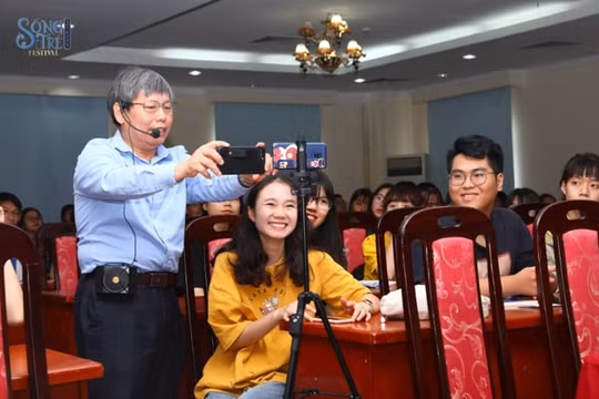 Sinh viên Báo chí hào hứng trải nghiệm làm báo bằng Smartphone