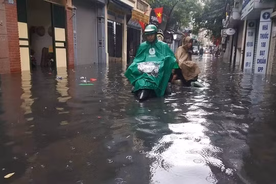 Bắc Bộ mưa lớn, Hà Nội nhiều tuyến phố ngập sâu, cây xanh gãy đổ ngổn ngang