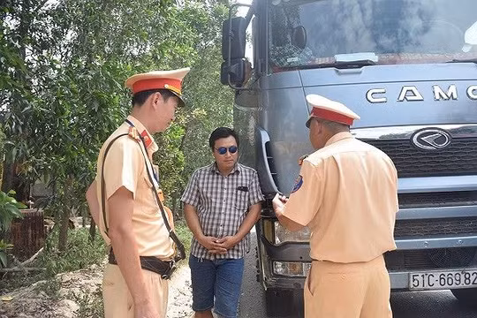Thừa Thiên - Huế: Tài xế chở hàng quá tải đe dọa cảnh sát giao thông khi bị kiểm tra