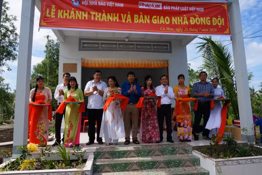 Bàn giao nhà tình nghĩa cho Vợ anh Hùng LLVTND, nhà báo liệt sĩ Nguyễn Mai