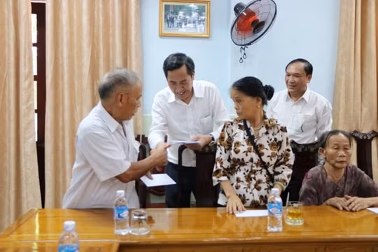 Báo Nhân Dân tặng quà thân nhân 10 nữ Anh hùng liệt sĩ TNXP hy sinh tại Ngã ba Đồng Lộc