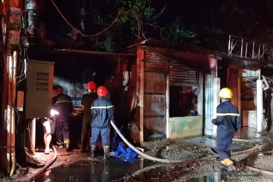 Thừa Thiên – Huế: Xưởng gỗ bốc cháy dữ dội trong đêm khuya