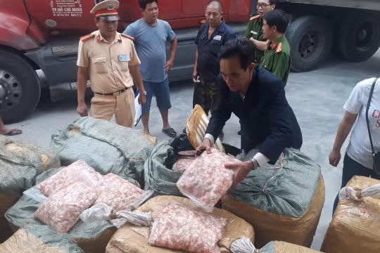 Thừa Thiên – Huế: Phát hiện, bắt giữ xe tải chở hơn 1,5 tấn sụn gà “bẩn”