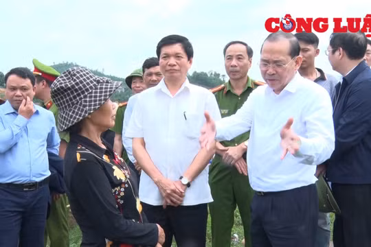 Lãnh đạo tỉnh Phú Thọ đối thoại với người dân nơi bị sạt lở đất do khai thác cát
