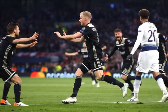 Ajax tiếp tục gây bất ngờ trước Tottenham