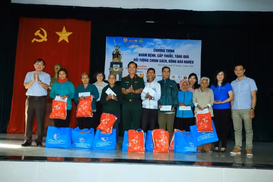 Tân Hiệp Phát đồng hành tặng quà Tết, khám bệnh, cấp thuốc cho bà con huyện Hớn Quản, tỉnh Bình Phước