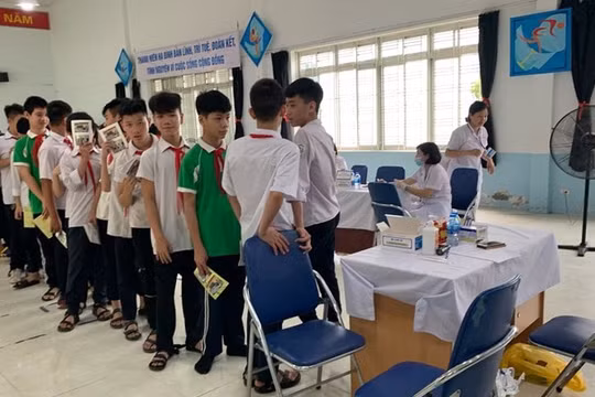 Gần 2000 học sinh ở gần kho Rạng Đông được khám sức khỏe theo yêu cầu