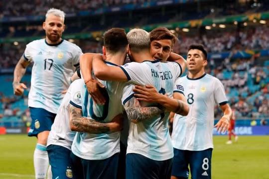 Thắng nhẹ Qatar, Argentina góp mặt tại tứ kết