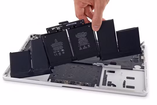 Macbook Pro 15 inch đời 2015 được thay pin miễn phí