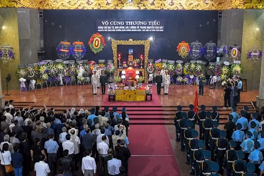 Trang nghiêm tiễn đưa anh hùng phi công Nguyễn Văn Bảy về với đất mẹ