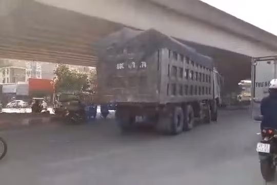 Hà Nội: Nhiều dấu hiệu bùng phát xe quá khổ, quá tải