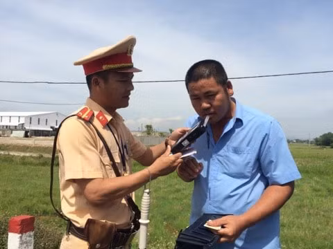 CSGT Hà Tĩnh căng mình tuần tra, kiểm soát phương tiện trên các điểm nóng