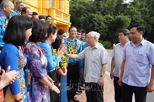 Tổng Bí thư, Chủ tịch nước gặp mặt đại biểu Chủ tịch công đoàn cơ sở tiêu biểu