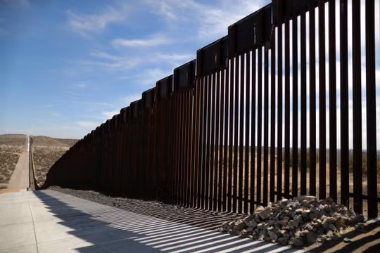 Các cố vấn của ông Trump đe dọa đóng cửa biên giới với Mexico