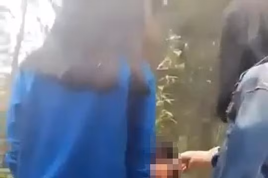 Nghệ An: Nữ sinh bị bắt quỳ gối cho nhóm bạn tát vào mặt