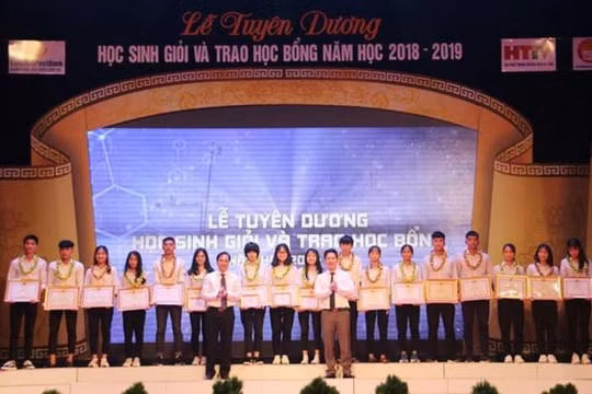 Hà Tĩnh: Tuyên dương, trao học bổng cho học sinh giỏi tiêu biểu