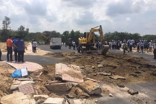 Tạm giữ 10 đối tượng có hành vi chống người thi hành công vụ