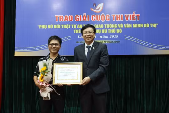 Trao giải cuộc thi viết “Phụ nữ với trật tự an toàn giao thông và văn minh đô thị”