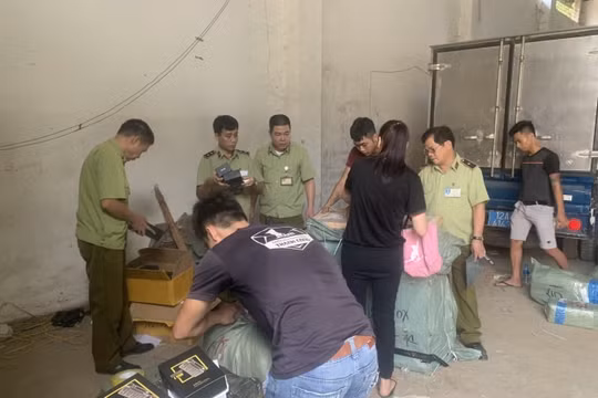Lạng Sơn:  Phát hiện hàng trăm bộ quần áo nghi giả mạo nhãn hiệu Adidas và Nike