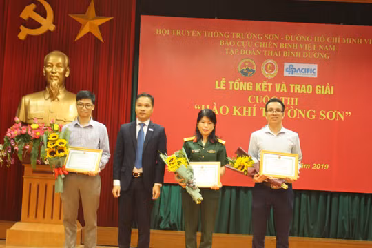 Trao giải cuộc thi viết “Hào khí Trường Sơn”
