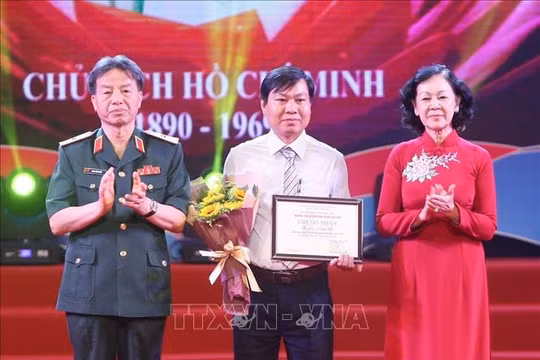 'Những tấm gương bình dị mà cao quý'