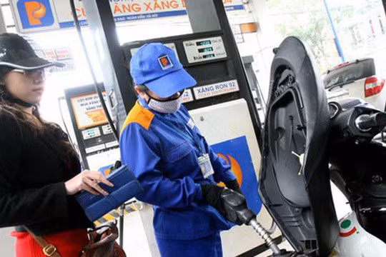 Giảm giá xăng lần thứ tư liên tiếp từ 15h00 chiều nay