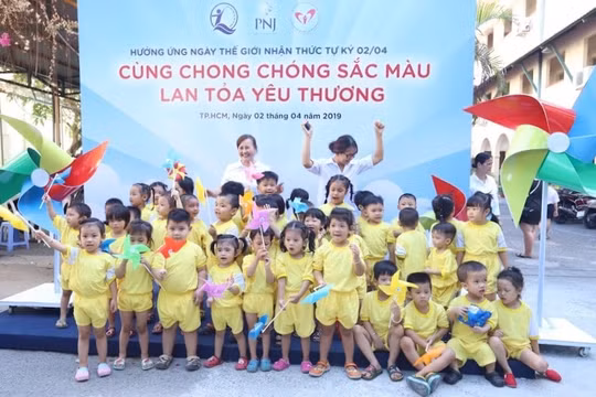 Phát động chương trình "Cùng chong chóng sắc màu lan tỏa yêu thương"