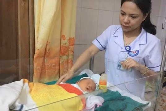 Hà Tĩnh: Hai trẻ sơ sinh bị bỏ rơi được dân phát hiện .