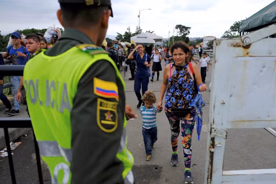 Hàng nghìn người Venezuela vượt rào qua biên giới Colombia