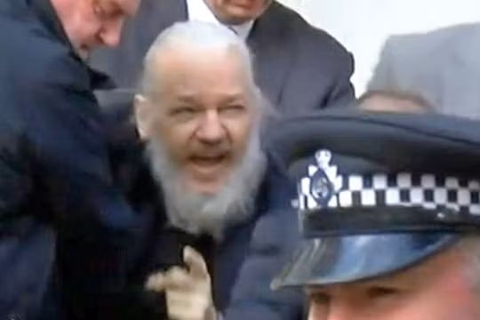 Mỹ buộc tội Julian Assange sau khi bị Ecuador truất quyền tị nạn