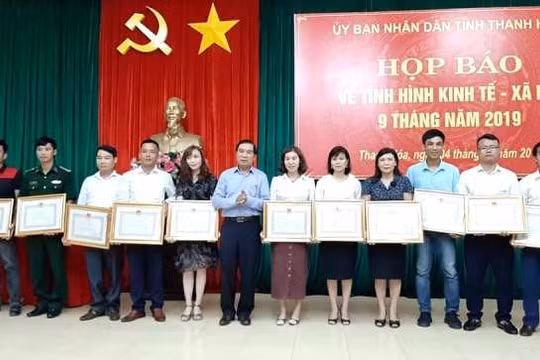 Thanh Hóa: Tặng bằng khen cho các Nhà báo tiên phong đi vào tâm bão tại xứ Thanh