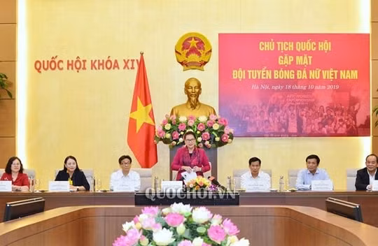 Chủ tịch Quốc hội gặp mặt Đội tuyển bóng đá nữ Việt Nam