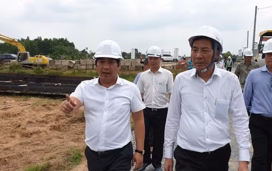 Chủ tịch Hội Nhà báo Việt Nam Thuận Hữu thăm dự án cao tốc Trung Lương- Mỹ Thuận